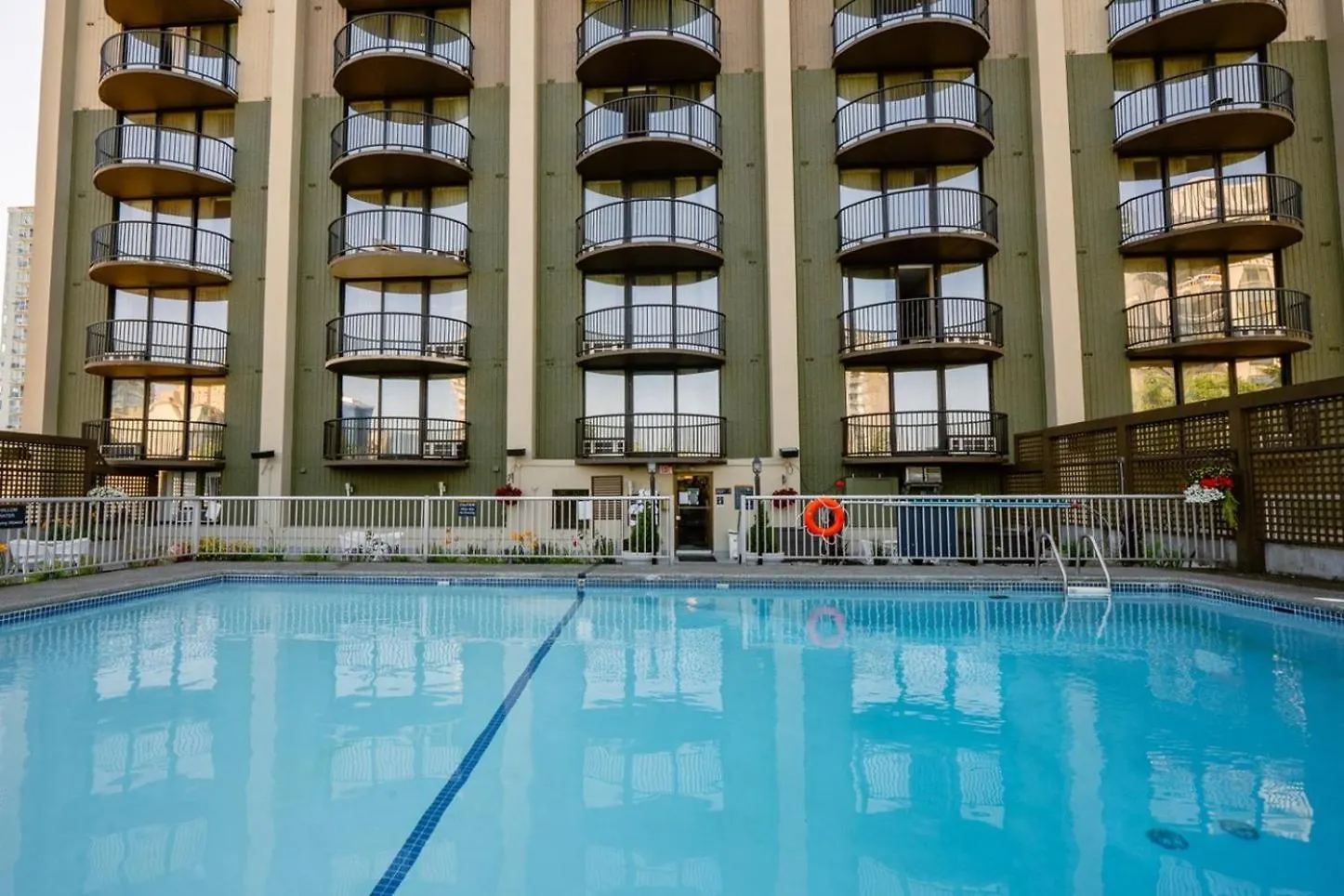 Sandman Suites Vancouver On Davie Otel